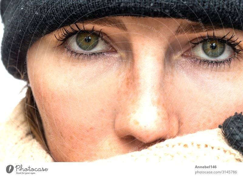 Porträt einer im Winter eingewickelten Frau mit Schal und Hase Glück schön Haut Gesicht Schminke Erholung Freizeit & Hobby Schnee Erwachsene Herbst Wetter Wärme