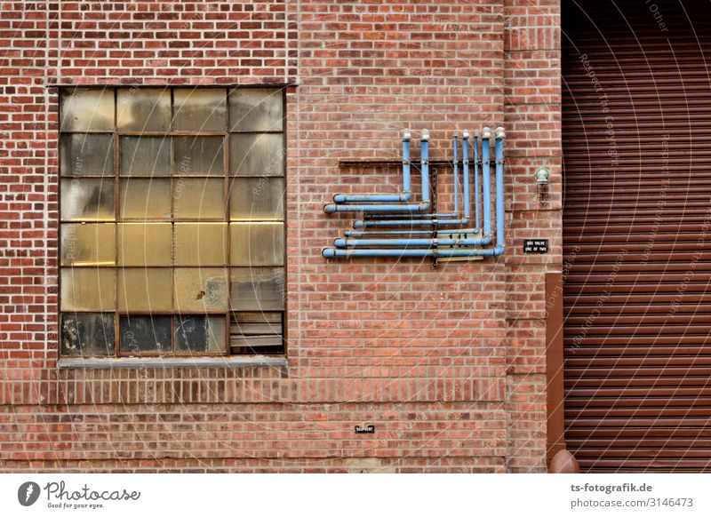 Blaue Rohre, braune Tore Technik & Technologie New York City Stadtzentrum Menschenleer Haus Industrieanlage Fabrik Bauwerk Gebäude Architektur Mauer Wand