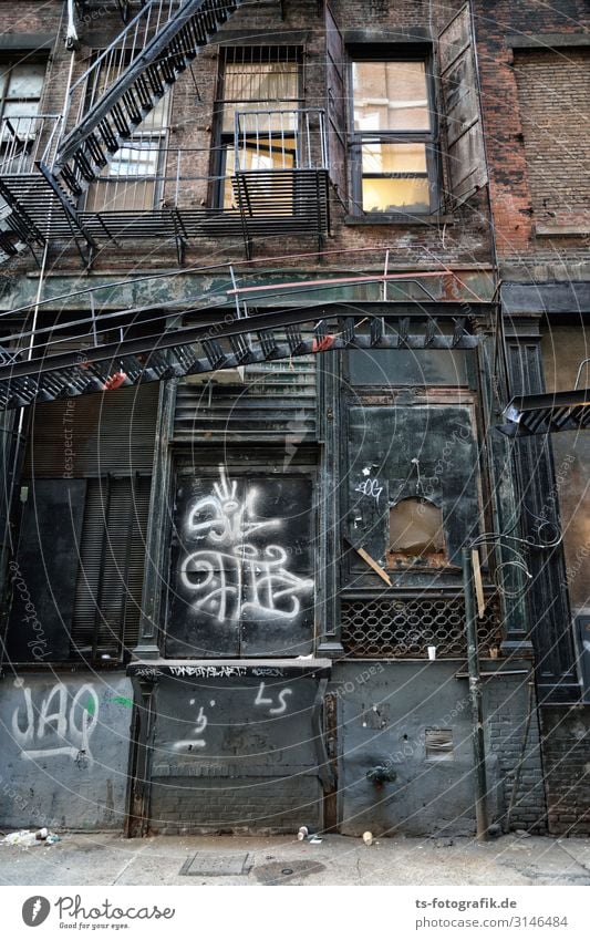 Rotten New York City Stadtzentrum Menschenleer Haus Bauwerk Gebäude Architektur Mauer Wand Treppe Fassade Balkon Feuerleiter Stahl Rost Backstein Graffiti alt