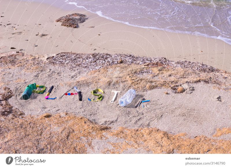 Plastikmüll am Strand Meer Umwelt Natur Sand Wasser Küste Verpackung Kunststoffverpackung Müll Kunststoffmüll Zeichen Schriftzeichen Wort liegen ästhetisch