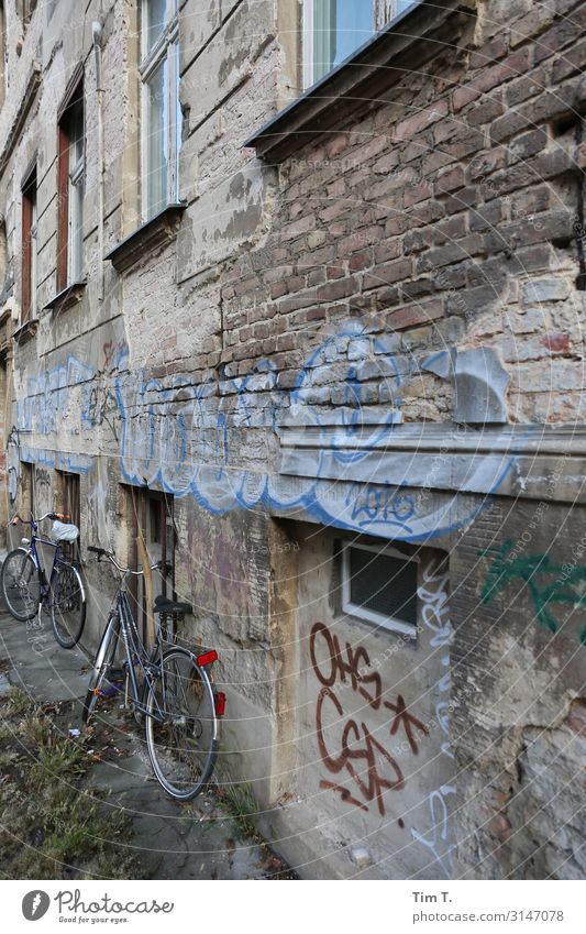Berlin Pankow Stadt Hauptstadt Stadtzentrum Altstadt Menschenleer Gebäude Fassade Fenster Häusliches Leben Fahrrad Altbau Graffiti Farbfoto Außenaufnahme Tag