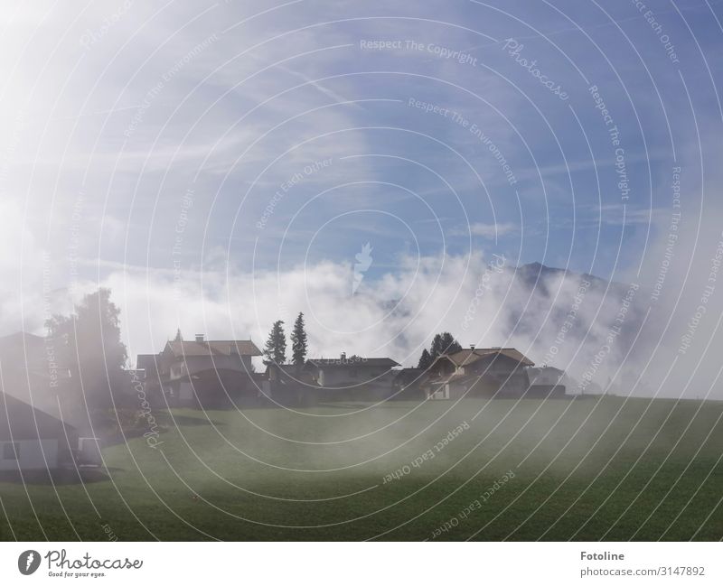 Österreich Umwelt Natur Landschaft Himmel Wolken Herbst Nebel Pflanze Baum Gras Berge u. Gebirge Dorf bevölkert Haus Bauwerk Gebäude Architektur hell natürlich