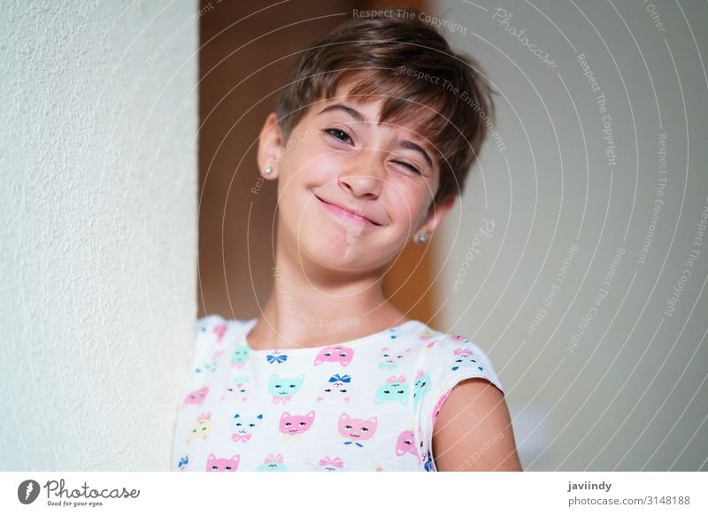 Lustiges kleines Mädchen, acht Jahre alt, blinzelt mit einem Auge. Lifestyle Stil Freude Glück schön Gesicht Kind Mensch feminin Frau Erwachsene Kindheit 1