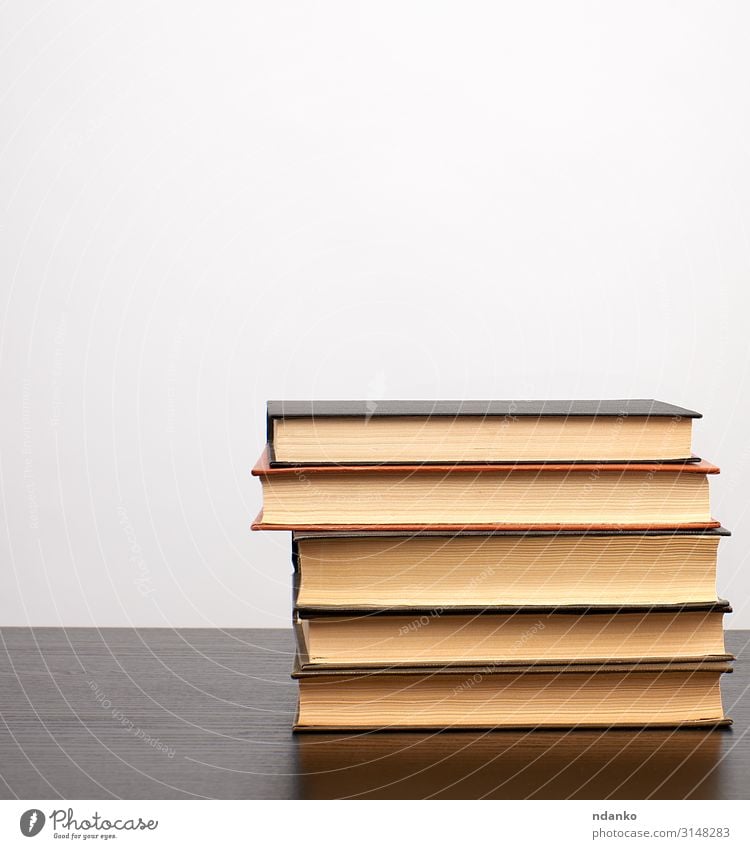 Bücherstapel auf einem schwarzen Tisch, weißer Hintergrund lesen Wissenschaften Schule Studium Buch Bibliothek Papier alt Weisheit blanko Bücherregal Buchladen