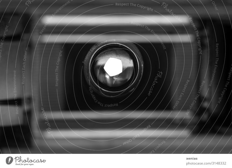 Durchblick durch Objektiv bei alter analoger Kamera Fotokamera grau schwarz weiß Blende Schwache Tiefenschärfe Fotografieren Linse Nahaufnahme Detailaufnahme