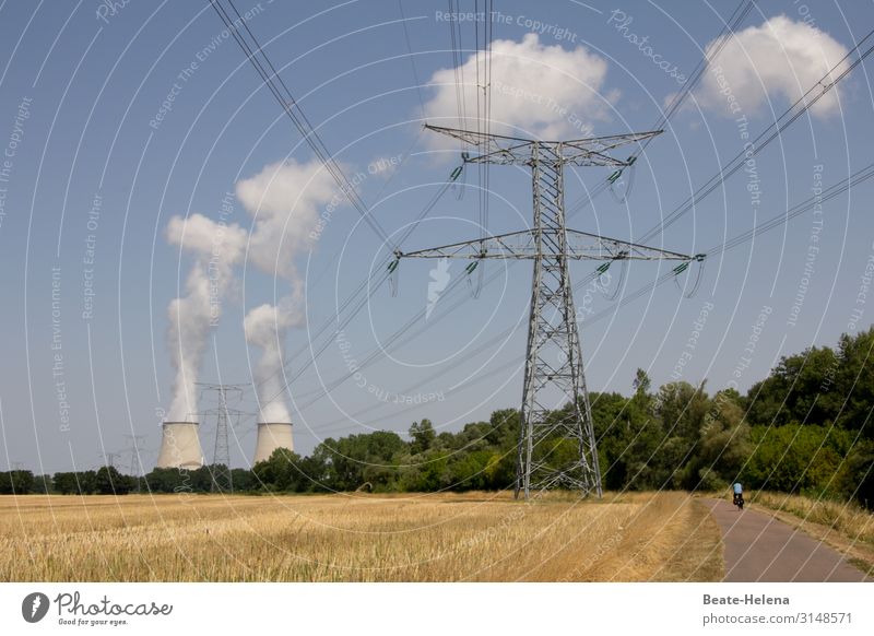 Energiebedarf: Hochspannungsleitung vor zwei Kühltürmen Landschaft Starkstrom Elektrizität Energiewirtschaft Leitung Wolken Industrie Kabel Strommast