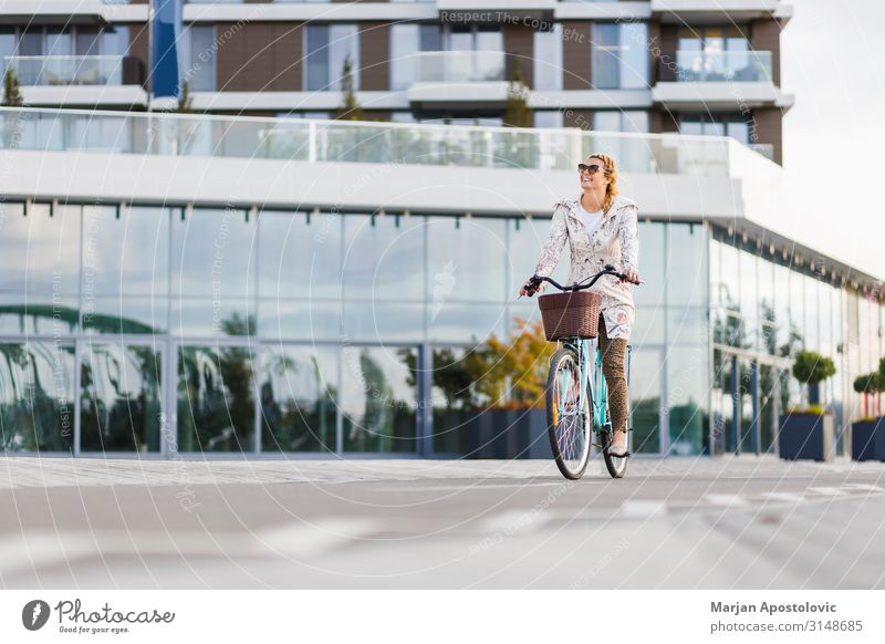 Junge glückliche Frau auf dem Fahrrad in der Stadt Lifestyle Freude Leben Freizeit & Hobby Fahrradfahren feminin Junge Frau Jugendliche Erwachsene 1 Mensch