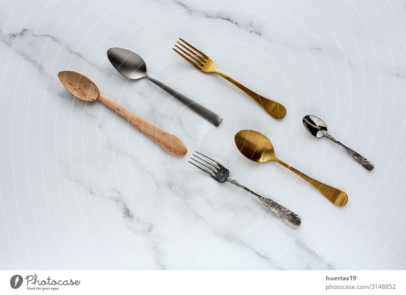 Löffel und Gabeln auf weißem Hintergrund Frühstück Mittagessen elegant Design Küche Werkzeug Menschengruppe Sammlung Metall Farbe Anklopfen flache Verlegung