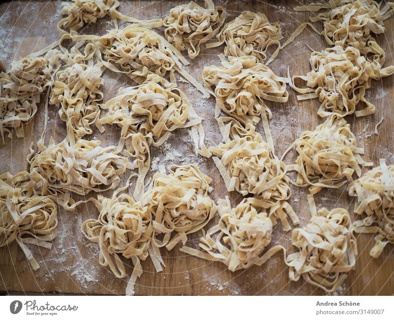 Homemade Pasta 2 Lebensmittel Teigwaren Backwaren Nudeln Mehl Ernährung Mittagessen Abendessen Slowfood Italienische Küche kochen & garen Essen zubereiten