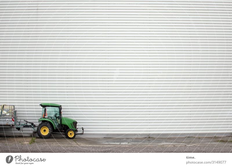 Ruhetag Arbeit & Erwerbstätigkeit Arbeitsplatz Handwerk Baustelle Platz Mauer Wand Traktor Anhänger stehen hoch klein grün Neugier Überraschung entdecken