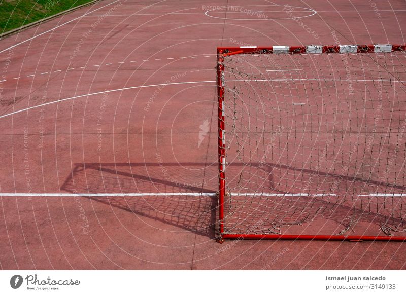 Fußballtor Sportgeräte auf dem Feld Spielfeld Gerichtsgebäude rot Tennisnetz Internet Seil Spielen Verlassen alt Straße Park Spielplatz Außenaufnahme kaputt