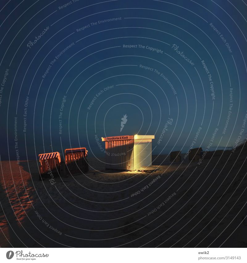 Versteckspiel Nachthimmel Horizont Strand Ostsee Hütte Strandkorb dunkel ruhig Verschwiegenheit Farbfoto Außenaufnahme Menschenleer Textfreiraum links