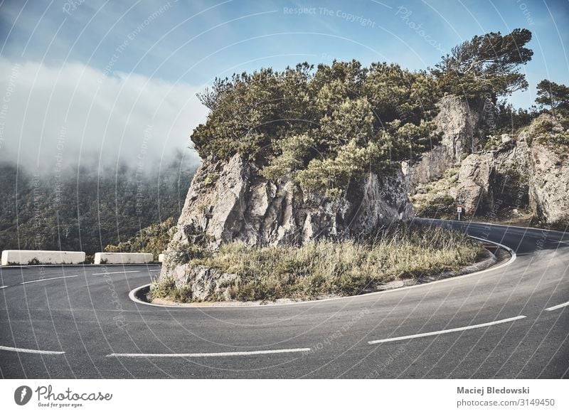 Landschaftliche Straßenkurve in der Anaga-Bergkette, Teneriffa, Spanien. Ferien & Urlaub & Reisen Tourismus Ausflug Abenteuer Freiheit Expedition Fahrradtour