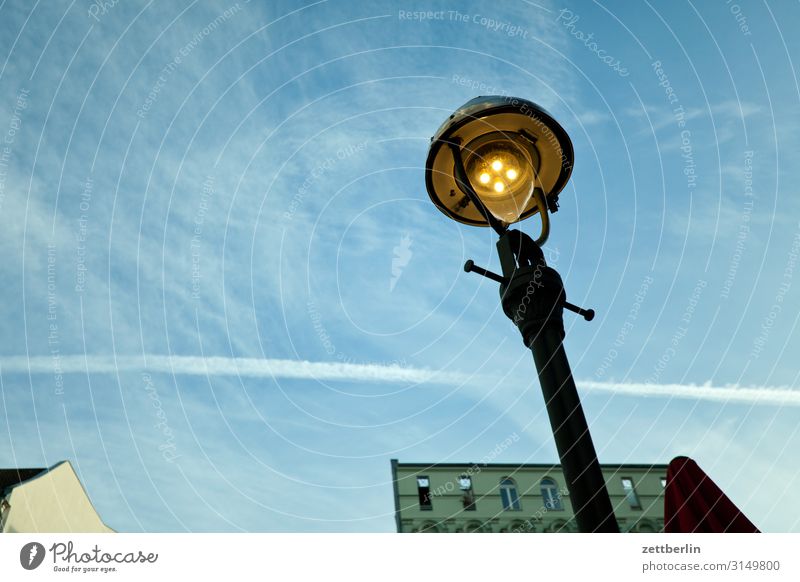 Alte Laterne Straßenbeleuchtung Gaslaterne alt antik historisch Licht Beleuchtung Froschperspektive Berlin Stadt Menschenleer Häusliches Leben Wohngebiet Himmel