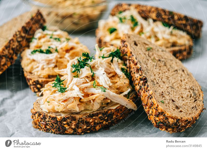 Sandwiches mit Huhn und Butterbohnen Belegtes Brot Fleisch Hähnchen Snack Abendessen grün Scheibe weiß Gesundheit Gemüse Frühstück rustikal geröstet Club