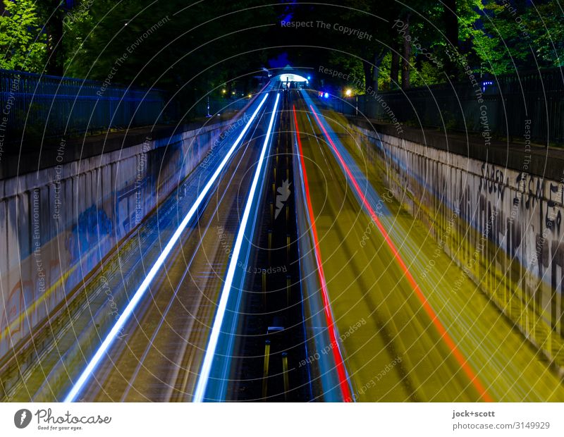 Takt & Tempo Rampe Schienenverkehr U-Bahn Gleise Lichtstreifen fahren Geschwindigkeit Mobilität Netzwerk Leuchtspur Nachtlicht Schönhauser Allee Kunstlicht