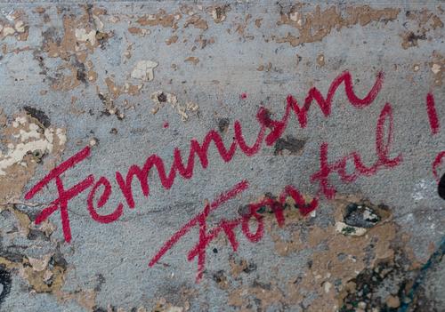 Feminism Frontal ! UT HH19 Schriftzeichen Graffiti Kraft Willensstärke Mut Tatkraft Gerechtigkeit Fairness anstrengen Ärger Zufriedenheit Entschlossenheit