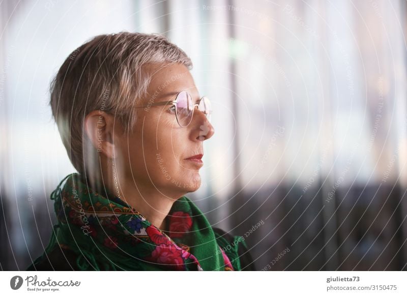 Bereit für Neues... | UT HH19 Frau Erwachsene Weiblicher Senior Leben Mensch 45-60 Jahre Brille Halstuch grauhaarig kurzhaarig beobachten warten schön demütig