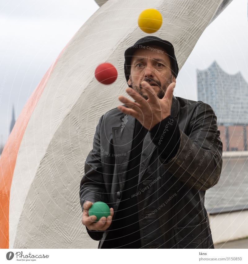 Jongleur jonglieren Ball Mensch maskulin Mann Erwachsene 1 Hamburg Haus Hafen Gebäude Architektur Elbphilharmonie beobachten fangen Coolness Optimismus Erfolg