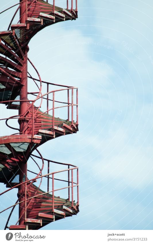 Unten nach Oben mit Wendeltreppe Himmel Wolken Treppengeländer Metall Spirale rot Sicherheit Qualität Symmetrie Wege & Pfade Niveau Stufenordnung vertikal