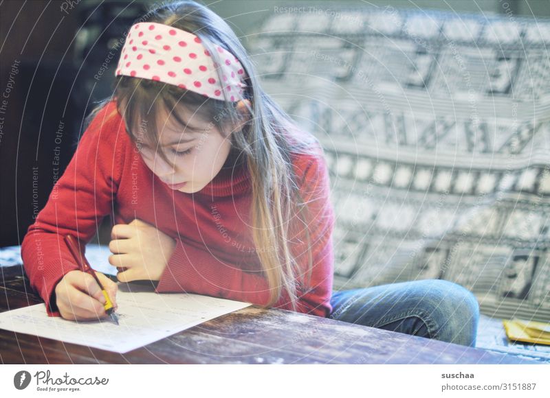 mädchen macht hausaufgaben Kind Mädchen Zuhause Hausaufgaben Schule lernen Bildung Kindheit Innenaufnahme Homeschooling Quarantäne lesen schreiben Schulkind