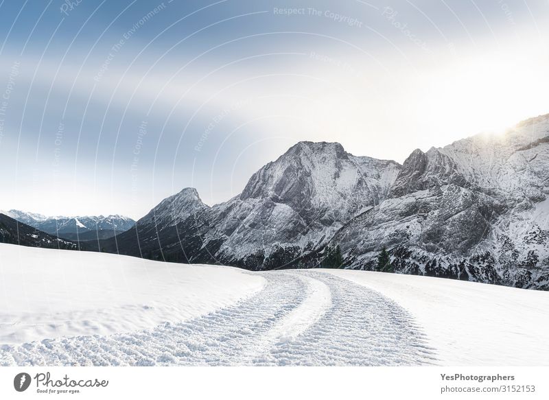 Alpine Winterlandschaft mit verschneiten Bergen und verschneiter Straße Ferien & Urlaub & Reisen Tourismus Ausflug Abenteuer Freiheit Schnee Berge u. Gebirge