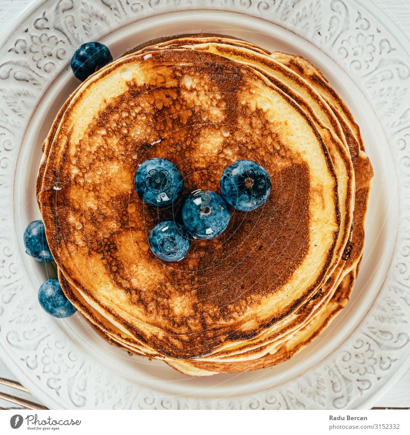 Blaubeere und Ricotta Amerikanische Pfannkuchen Frühstück Lebensmittel süß Dessert Mahlzeit frisch Sirup Morgen Blaubeeren Stapel Beeren Ahorn Frucht gebastelt