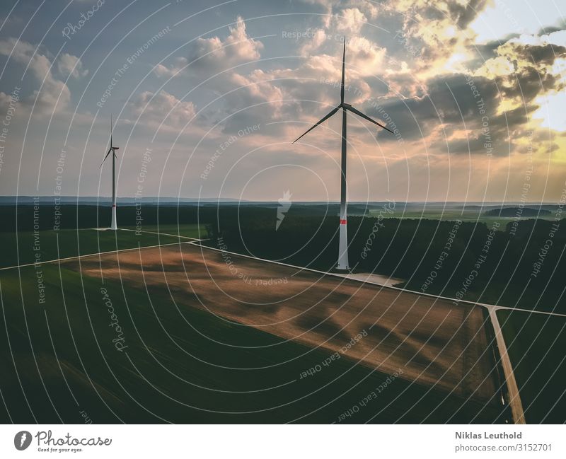 Windräder Technik & Technologie Fortschritt Zukunft Energiewirtschaft Erneuerbare Energie Windkraftanlage Umwelt Frühling Sommer Klimawandel Wetter Wiese Feld