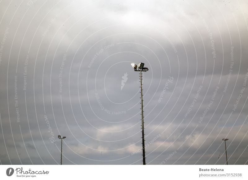 Hoch 4 hoch Flutlicht Lampen Scheinwerfer hell Beleuchtung Himmel Wolken