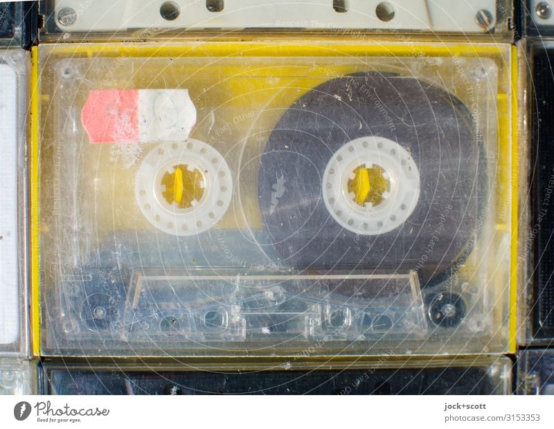 MC Kompaktkassette gebraucht und abgenutzt Unterhaltungselektronik Musikkassette Sammlerstück Kunststoff Kratzer authentisch Originalität retro gelb