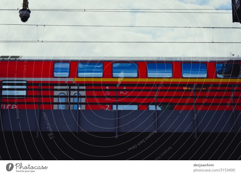 Zugverkehr. Ein Zug rast über eine Brücke. Der Zug in Rot mit blauen Fenstern. Freude Ausflug Industrie Sommer Schönes Wetter Gleise Berlin Deutschland