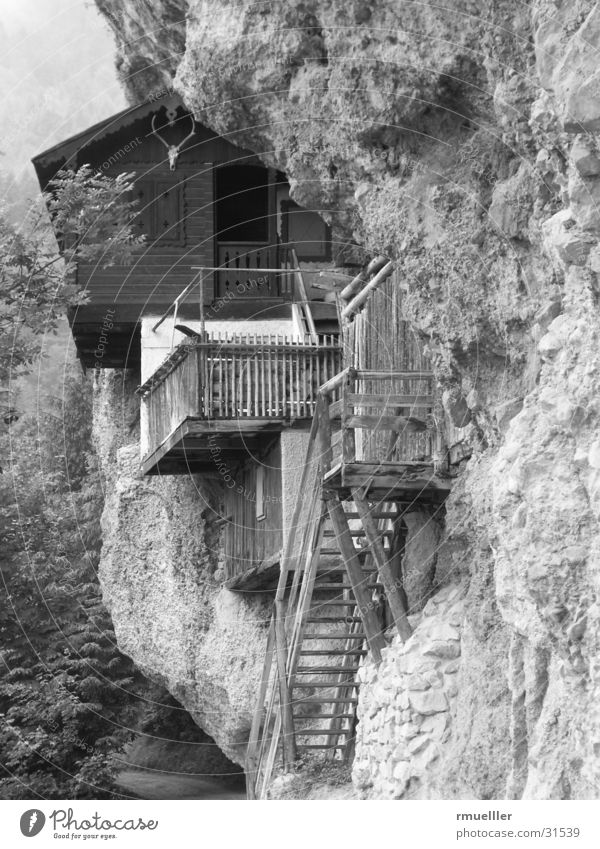 Bergurlaub Wand Jäger Haus Wald Berge u. Gebirge Hütte Felsen Natur B/W Schwarzweißfoto