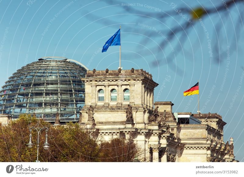 Reichstagsgebäude Architektur Berlin Deutscher Bundestag Deutschland Deutsche Flagge Hauptstadt Parlament Regierung Regierungssitz Regierungspalast Spree