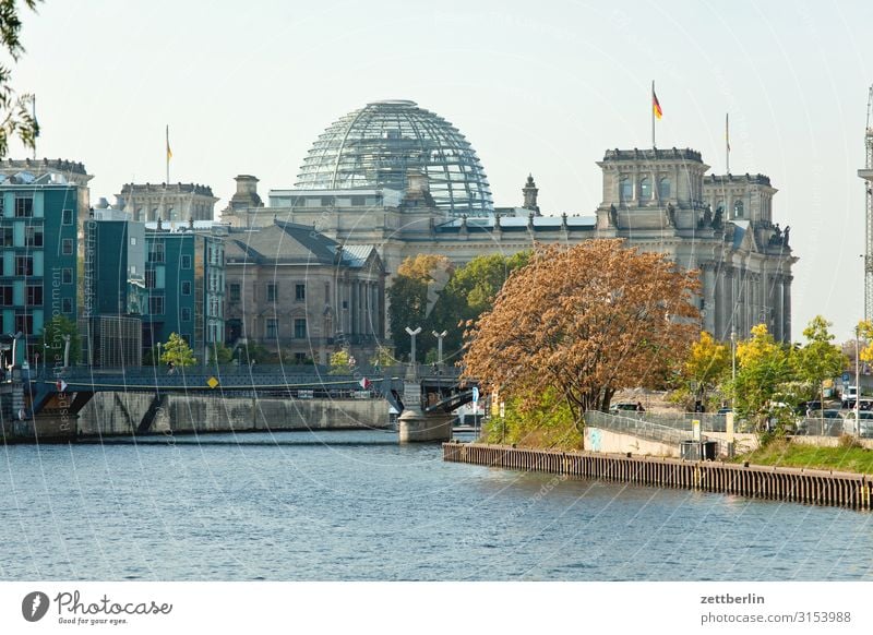 Bundestag im Reichstagsgebäude Deutscher Bundestag Architektur Wahrzeichen Berlin Deutschland Deutsche Flagge Hauptstadt Parlament Regierung Regierungssitz