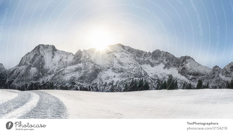 Winterliches Schneepanorama mit Alpenbergen und Schnee Berge u. Gebirge Natur Landschaft Klimawandel Wetter Schönes Wetter Gipfel hell weiß Ehrwald alpin