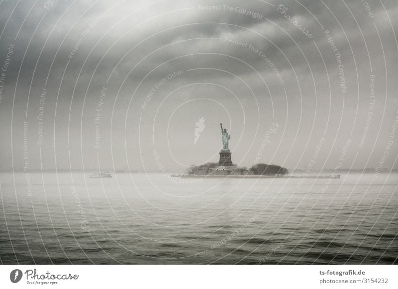 Grey Day for Lady Liberty Ferien & Urlaub & Reisen Tourismus Ausflug Sightseeing Städtereise Urelemente Wasser Himmel Wolken Gewitterwolken Nebel Regen Wellen