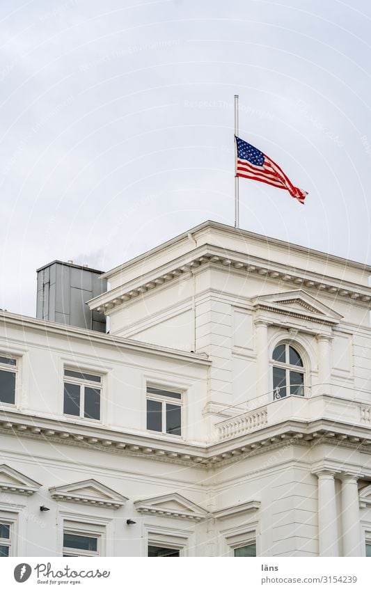 US-Flagge auf halbmast Hamburg Europa Stadt Haus Bauwerk Gebäude Kommunizieren Trauer Trauerbeflaggung Stars and Stripes Konsulat Farbfoto Außenaufnahme
