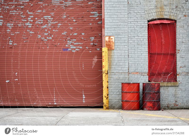 Rot und braun am East River New York City Stadt Hafenstadt Stadtzentrum Stadtrand Menschenleer Haus Bauwerk Gebäude Mauer Wand Fassade Tür Rolltor Ölfass Benzin