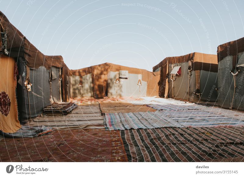 Berberzeltlager mit Kleidung und Teppichen, in der Sahara-Wüste Lifestyle exotisch Ferien & Urlaub & Reisen Ausflug Camping Sonne Kultur Dürre Marokko Afrika