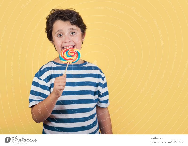 lustiges Kind mit Lolli Lebensmittel Dessert Süßwaren Ernährung Essen Lifestyle Mensch maskulin Junge Kindheit Zähne 1 8-13 Jahre Diät festhalten füttern