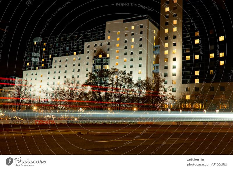 Hotel in Neukölln Abend Berlin Bewegung mehrfarbig dunkel Dynamik Phantasie glänzend Hauptstadt Licht Lichtspiel Lichtschreiben Lichtmalerei Lightshow Linie