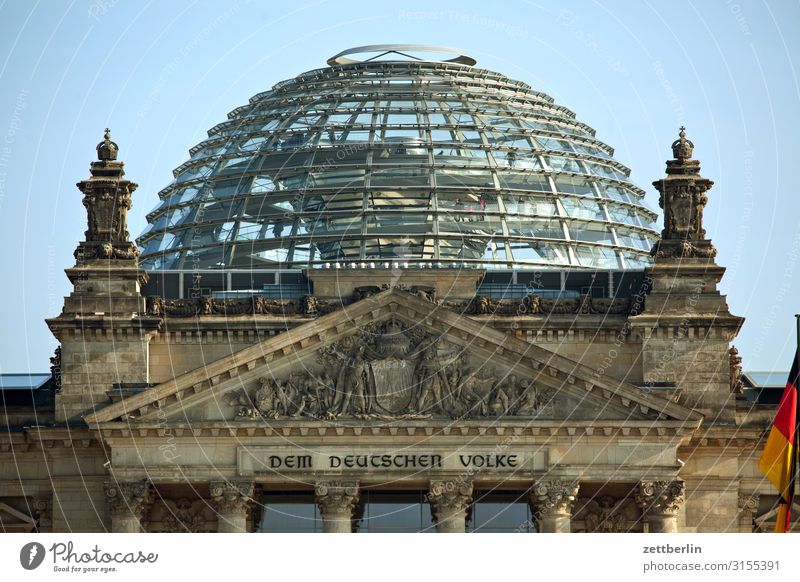 Die Kuppel vom Reichstag Architektur Berlin Deutscher Bundestag Deutschland Deutsche Flagge Hauptstadt Parlament Regierung Regierungssitz Regierungspalast Spree