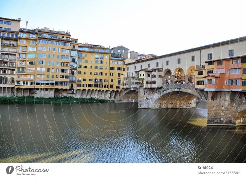 Ponte Vecchio in Florenz kaufen Tourismus Ausflug Sightseeing Städtereise Fluss Italien Stadt Stadtzentrum Altstadt Haus Brücke Gebäude Sehenswürdigkeit