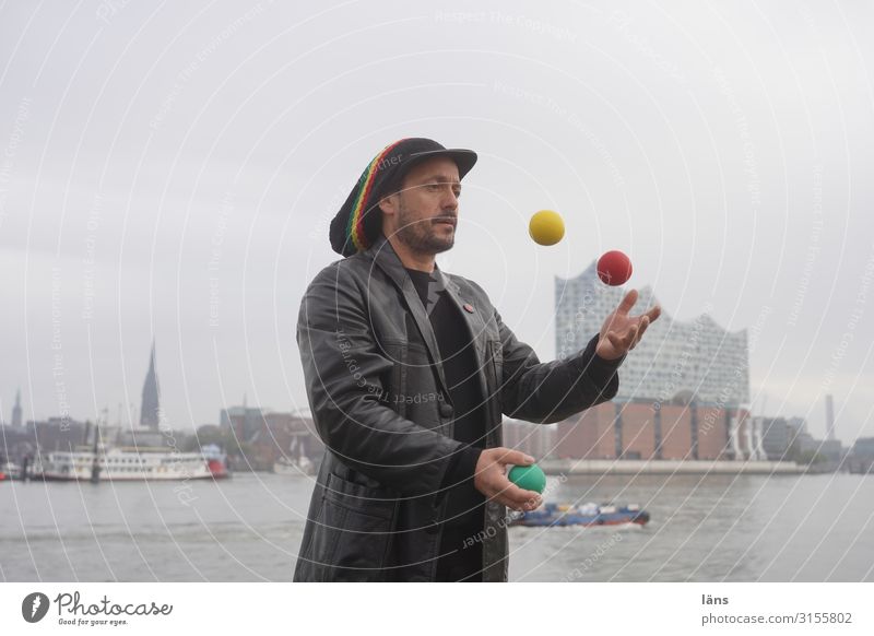 Jongleur jonglieren Mensch maskulin Leben 1 Flussufer Elbe Hamburg Haus Schifffahrt Binnenschifffahrt Hafen beobachten Bewegung Coolness achtsam