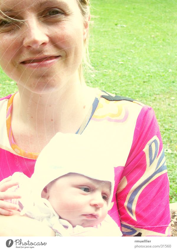 Mutter und ihr Kind Frau Porträt Baby neugeboren Geborgenheit Baseballmütze winzig klein Bluse Mensch Schutz kappe Farbe Blick