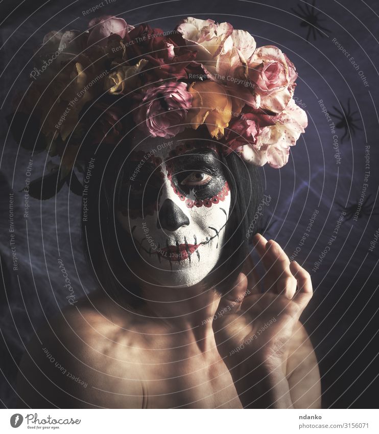 schönes Mädchen mit traditioneller mexikanischer Totenmaske Gesicht Schminke Feste & Feiern Halloween Frau Erwachsene Kunst Herbst Blume Mode dunkel rot schwarz