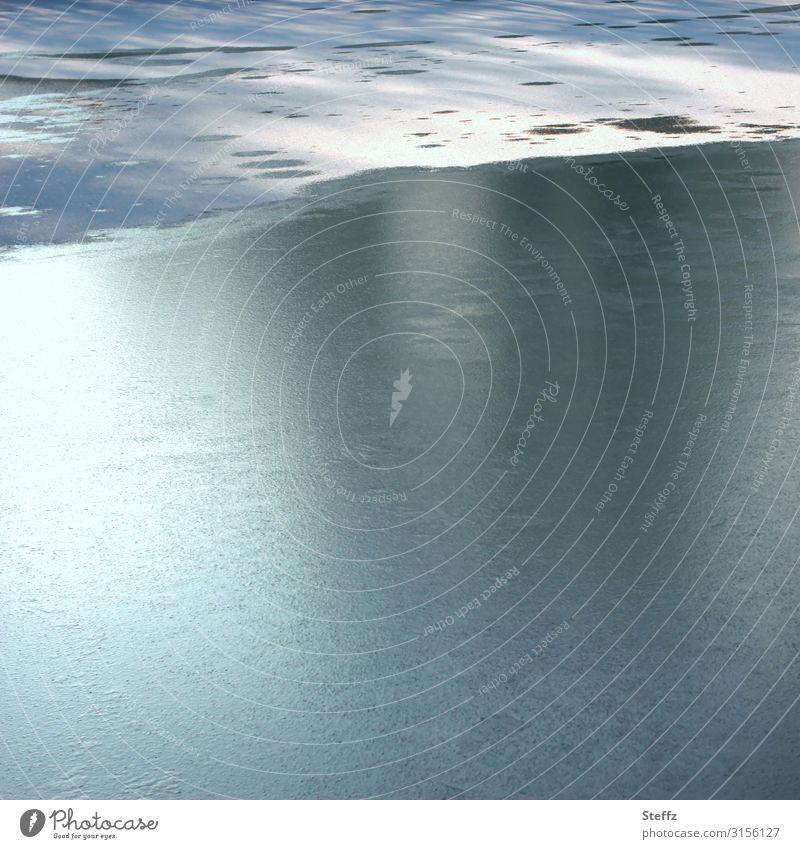 Eisdecke mit Licht und Schatten Eisoberfläche Eisfläche frostig Frost frieren nordisch heimisch eingefrorener See kalt Stille Februar Winterkälte Winterstille