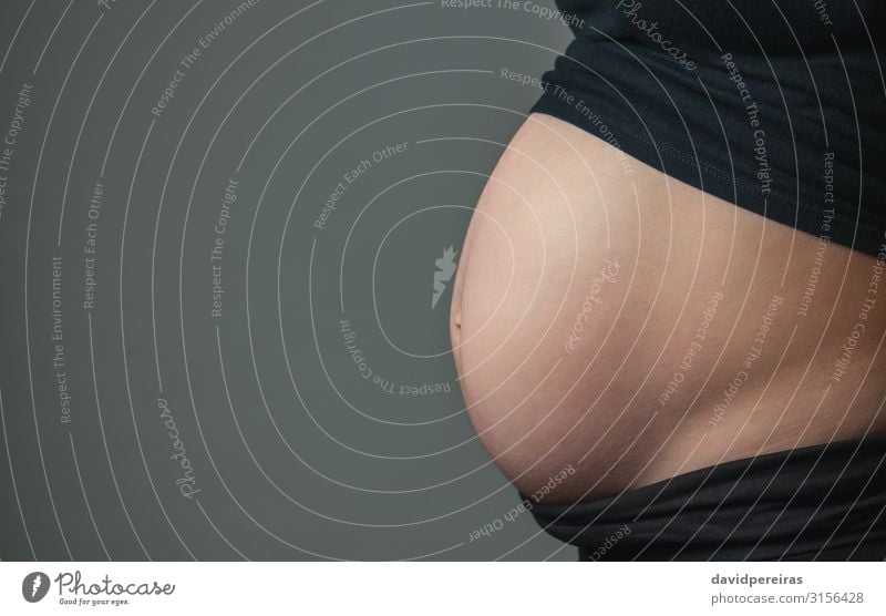Bauch der schwangeren Frau im Profil Lifestyle schön Gesundheitswesen Leben Mensch Erwachsene Eltern Mutter nackt Vorfreude unbedeckt Mutterschaft