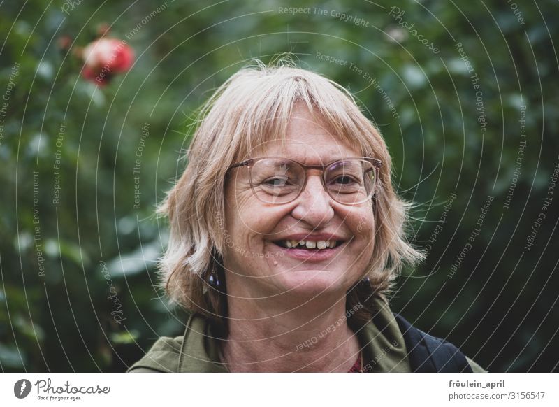 Der Rose Freundin | UT HH2019 Garten feminin Frau Erwachsene Mensch 45-60 Jahre Pflanze Park Brille blond langhaarig grün Querformat Farbfoto Außenaufnahme Tag