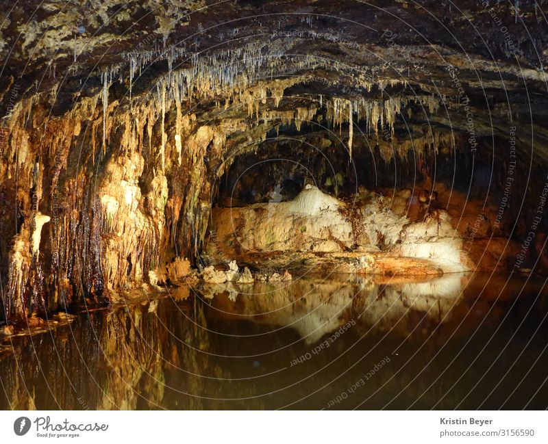 Tropfsteinhöhle ruhig Umwelt Natur Urelemente Wasser See Höhle Sehenswürdigkeit Feengrotte Stein glänzend alt dunkel historisch natürlich Stimmung Interesse